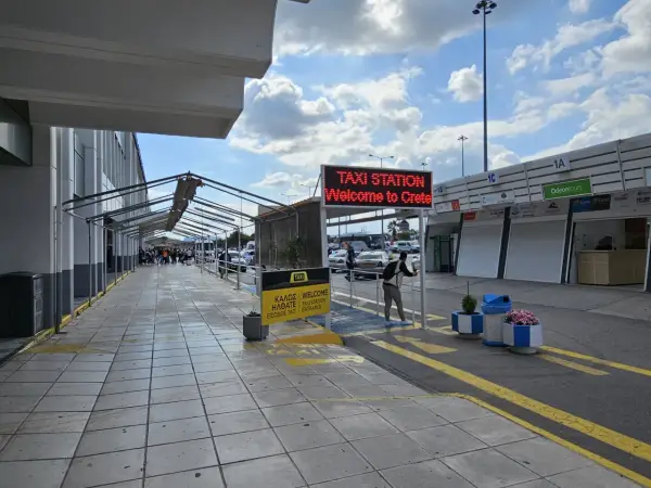 Vid heraklion flygplats möts resenärer av en stor skylt som önskar dem välkomna till Kreta.