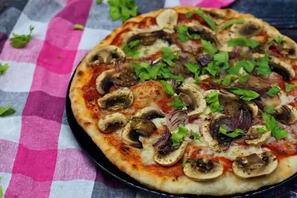 Domowa pizza z pieczarkami: przepis na idealny, chrupiący spód