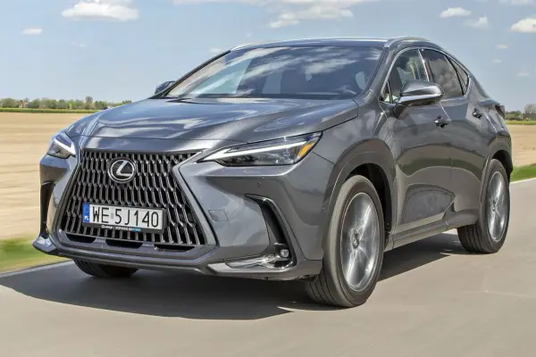 Szary Lexus NX na drodze, idealny do sprawdzenia jego atrakcyjnej lexus nx cena.
