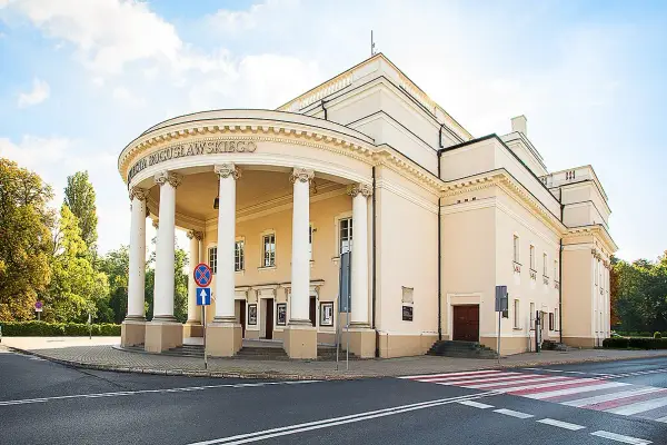 Teatr im. Wojciecha Bogusławskiego w Kaliszu, z charakterystycznym portykiem i kolumnami, zaprasza na spektakle.