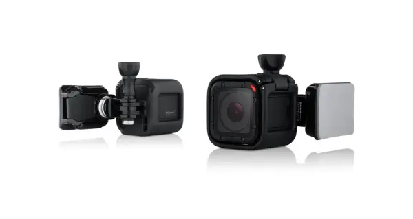 Dwa czarne aparaty GoPro Hero Session z mocowaniami, gotowe do montażu na kask.