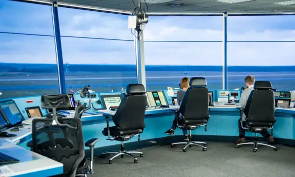 Ile zarabia kontroler ruchu lotniczego w Polsce? Pełne widełki!