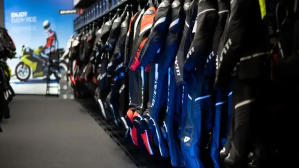 Kombinezon motocyklowy: Jedno- czy dwuczęściowy? Wybierz idealny!