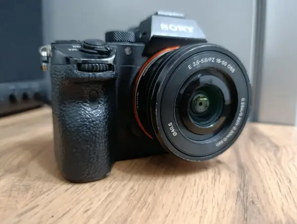 Sony a7r ii con obiettivo 16-50mm, pronta per catturare momenti indimenticabili.