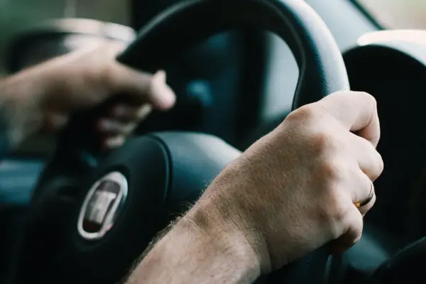 Manos al volante, sintiendo la libertad que da el carnet de que puedo conducir.