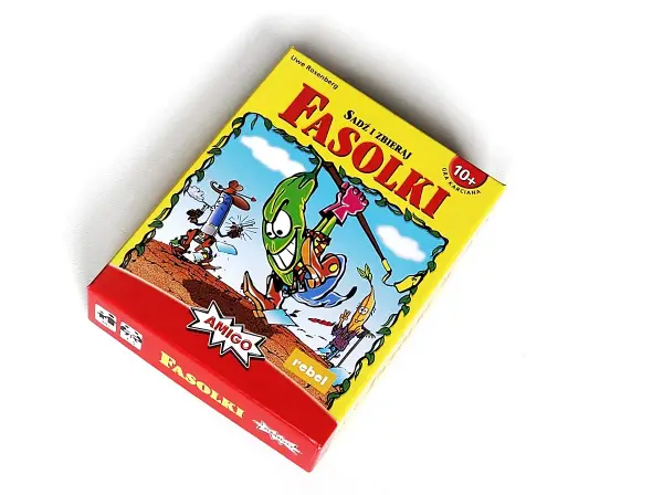Pudełko gry karcianej "FASOLKI" z zabawnymi, antropomorficznymi warzywami w akcji.