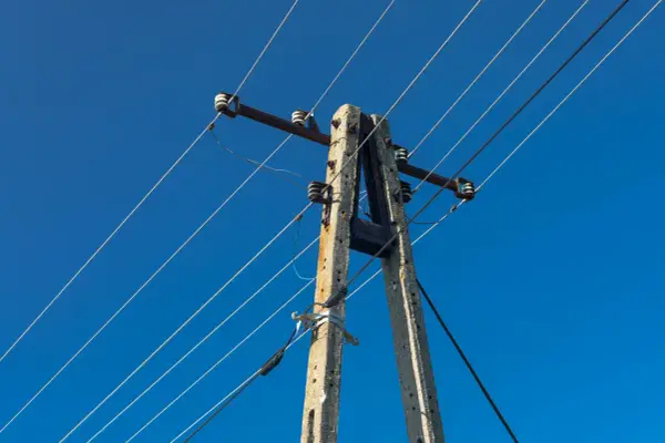 Słupy energetyczne na działce. Dowiedz się, ile wynosi odszkodowanie za słupy energetyczne na działce i jakie są zasady ich posadowienia.