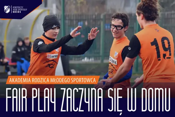 Trzech młodych piłkarzy w pomarańczowych koszulkach świętuje na boisku. Napis głosi: "Fair play zaczyna się w domu".