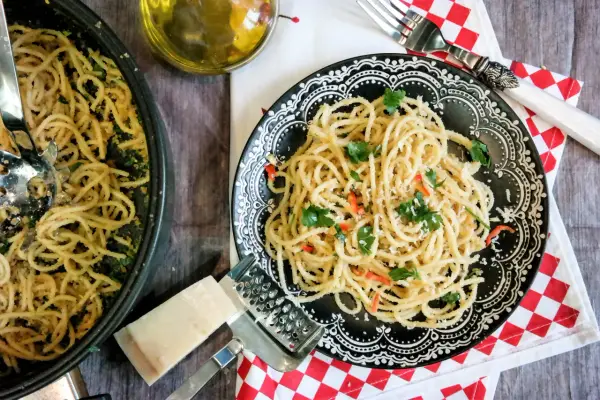 Pyszne spaghetti z boczkiem, chili i czosnkiem w 20 minut