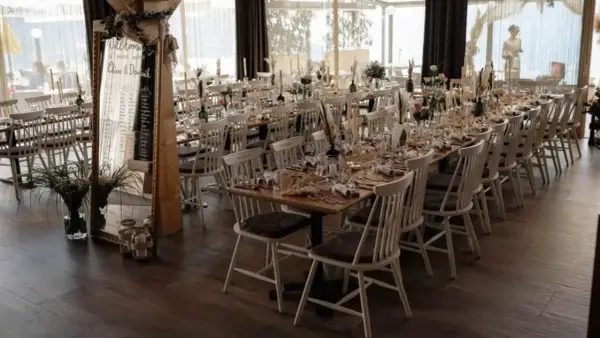 Festlich gedeckte Tische für Hochzeiten, mit Spiegel und Sitzplan. Welche Hochzeiten gibt es? Hier werden Chiara & Dominik gefeiert.