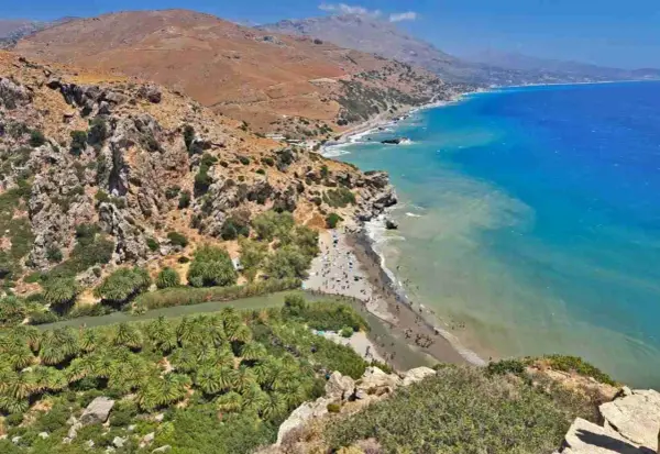 Spiaggia con palme e fiume in Grecia, ideale per una vacanza in famiglia in un grecia family hotel.
