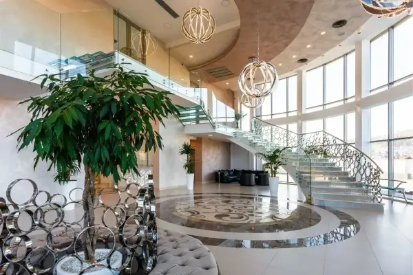 Luksusowe wnętrze z kaskadowymi schodami, szklanymi balustradami i designerskimi lampami. To z pewnością najdroższy hotel na świecie, gdzie każdy detal krzyczy o bogactwie.