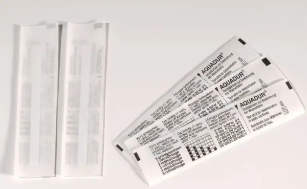 Bandelettes test Aquadur pour déterminer la dureté de l'eau. Instructions en plusieurs langues.