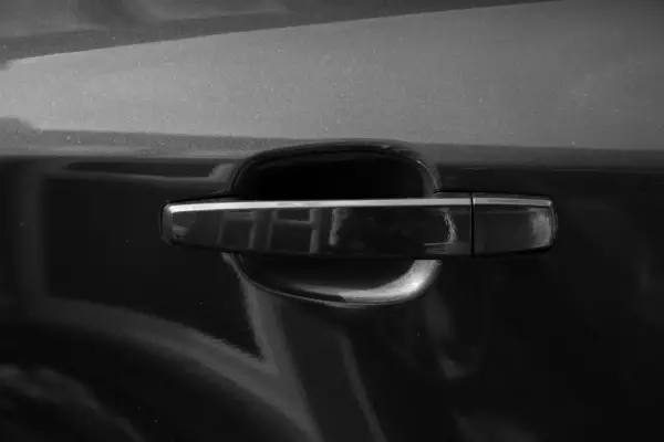 Dettaglio maniglia porta auto, pronta per essere sostituita.