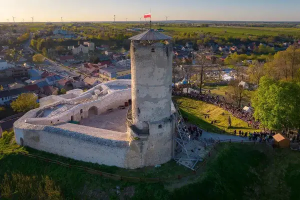 Iłża zamek z wieżą i murami obronnymi, otoczony przez tłumy ludzi podczas wydarzenia.