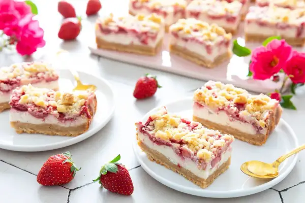 Délicieux fraisier sans gluten, garni de crumble doré et de fraises fraîches. Parfait pour un goûter gourmand.