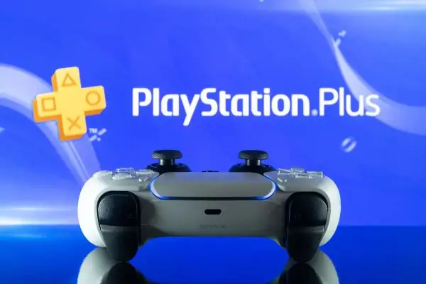 Biały kontroler DualSense na tle logo PlayStation Plus. Sprawdź aktualne ps plus ceny i dołącz do zabawy!