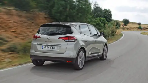 Renault Scenic plateada en carretera. El motor 1.7 dci 150cv puede presentar problemas, pero este coche parece rodar sin ellos.