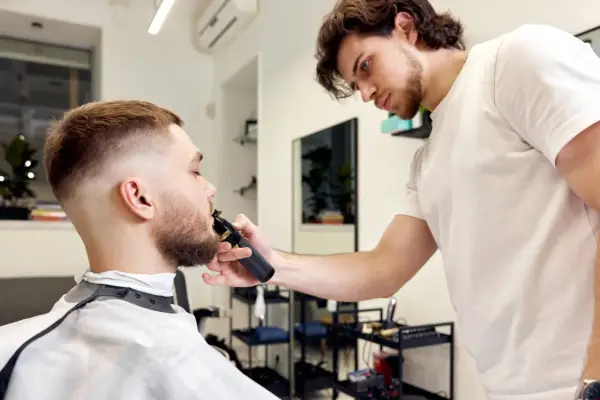 Ile zarabia barber? Realne widełki i jak zwiększyć zyski