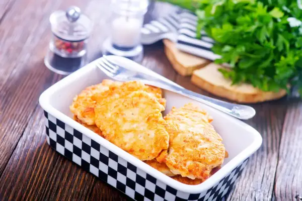 Kotlet po parysku - przepis na soczysty obiad bez bułki tartej