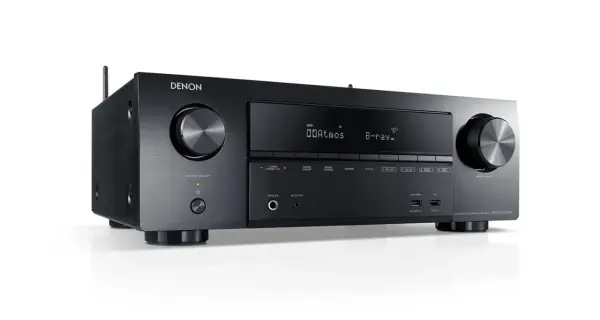 Czarny amplituner Denon z napisem Dolby Atmos, gotowy do zanurzenia w kinowym dźwięku.