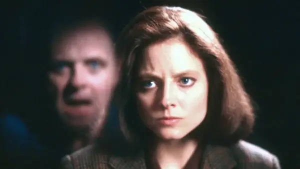 Jodie Foster i Anthony Hopkins w kultowym "Milczenie owiec obsada". Jej spojrzenie pełne determinacji, jego groźne oblicze w tle.