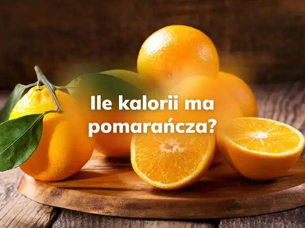 Kilka soczystych pomarańczy na drewnianej desce. Tekst pyta: "Ile kalorii ma pomarańcza?".