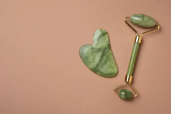 Zielony kamień gua sha i roller do twarzy. Zastanawiasz się, jaki kamień gua sha wybrać?