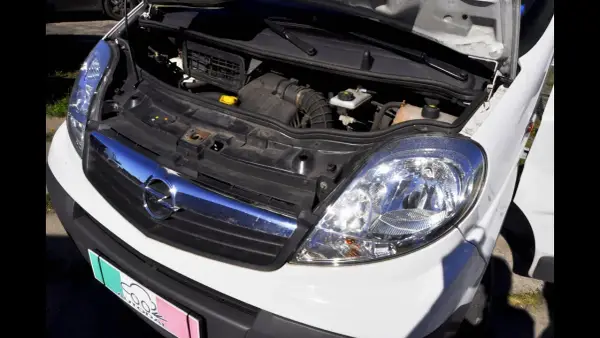 Gdzie podłączyć kable rozruchowe Opel Vivaro – uniknij błędów przy rozruchu