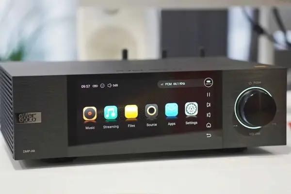 Lecteur audio DMP-A6 avec écran tactile affichant les options de musique, streaming, fichiers, source, apps et réglages. Le son est en PCM 44.1 KHz, idéal pour le dsd audio.