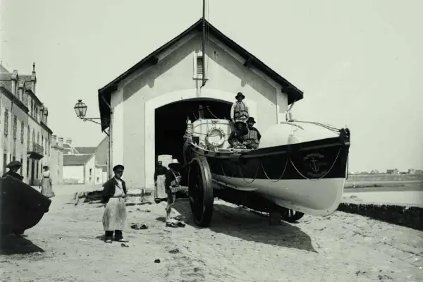 Un canot de sauvetage est sorti d'un hangar à Etel. Alain Bombard, le célèbre médecin et navigateur, aurait pu être à bord.
