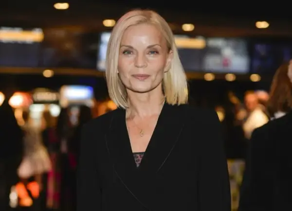 Małgorzata Foremniak w czarnej marynarce, z blond włosami i delikatnym makijażem. Ile lat ma Małgorzata Foremniak? Wiek aktorki to 56 lat.