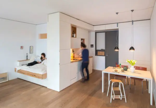 Un letto sospeso e una cucina a scomparsa: ecco delle fantastiche idee salvaspazio per case piccole.