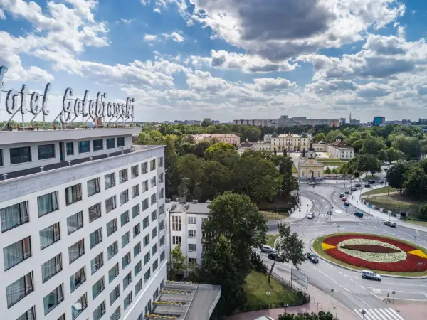 Hotel Gołębiewski w Białymstoku z widokiem na Pałac Branickich i zielone tereny.