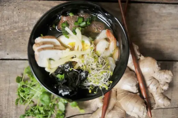 Prosty przepis na domową zupę ramen – jak zrobić ją szybko i smacznie
