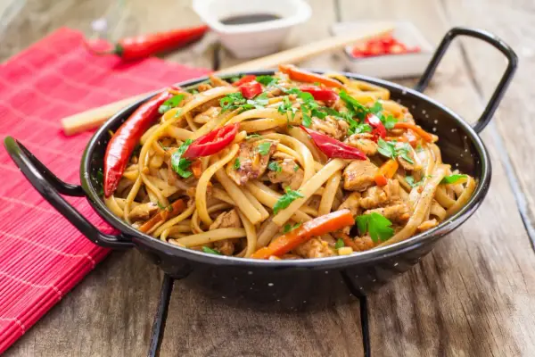 Ile gotować makaron chow mein, aby był idealnie miękki i smaczny