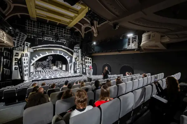 Hol teatralny - Jak wpływa na Twój wieczór w teatrze?