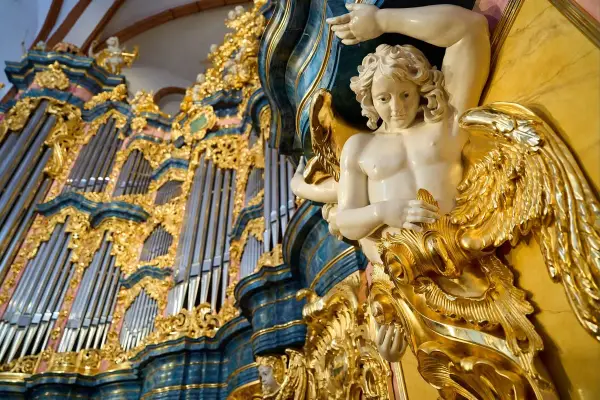 Anioł zdobiący organy w kościele św. Elżbiety we Wrocławiu, gotowy do koncertu.