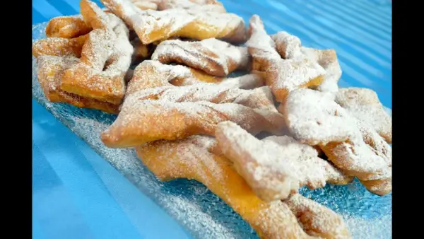 Przepis na ciasto chruściki – idealne na każdą okazję, krok po kroku