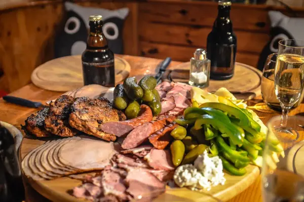 Idealne mięso na imprezę: grillowane kotlety, wędliny, ser, ogórki i papryka.