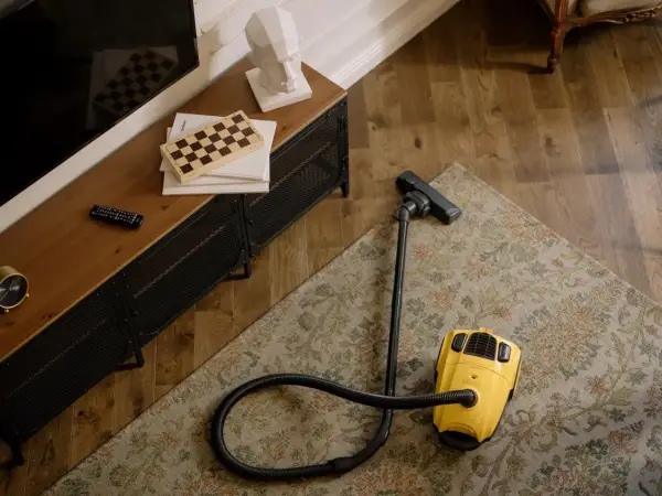 Jak opróżnić Dyson V8 bez bałaganu i szybko zadbać o czystość