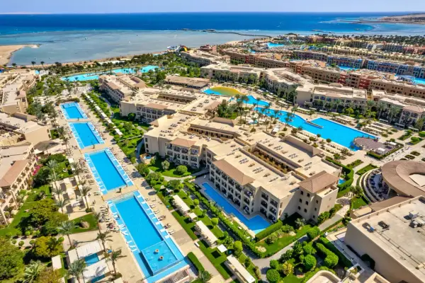 Widok z lotu ptaka na kompleks hotelowy Jaz Aquamarine z basenami i morzem. Wiele pozytywnych jaz aquamarine opinie potwierdza urok tego miejsca.