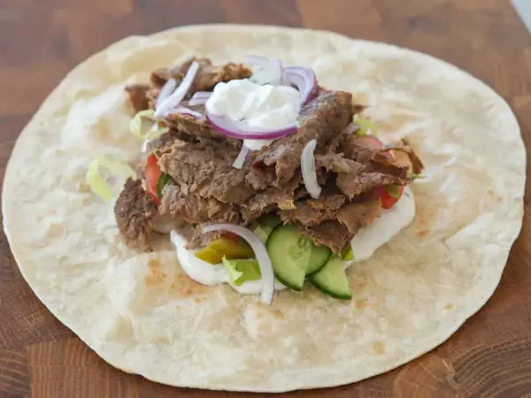 Pyszny kebab w tortilli z mięsem, warzywami i sosem. Zastanawiasz się, ile kalorii ma tortilla?