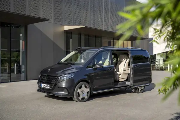 Ciemnoszary Mercedes-Benz Klasa V z otwartymi drzwiami, widoczne jasne fotele.
