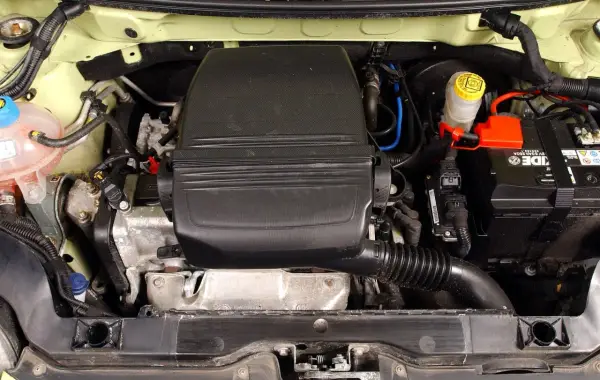 Silnik fiat panda 2, widok z góry. Widać akumulator, zbiorniczek płynu hamulcowego i osłonę silnika.