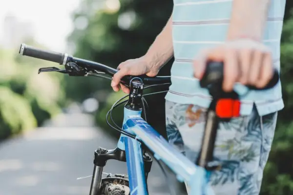 Rowerzysta trzyma kierownicę. Czy można stracić prawo jazdy na rowerze? To pytanie nurtuje wielu.