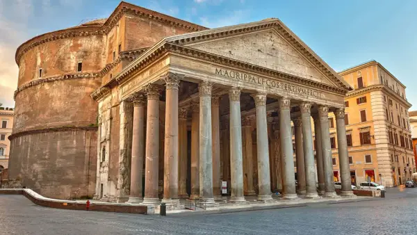 La coupole du Panthéon de Rome, majestueuse, se dresse avec ses colonnes antiques. Un monument historique impressionnant.