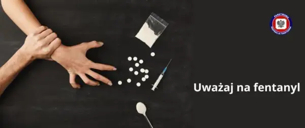 Dwie ręce walczą o kontrolę nad przedmiotami związanymi z narkotykami: strzykawką, tabletkami i proszkiem. Uważaj na fentanyl.