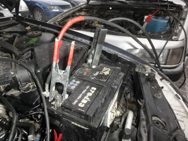 Jak odpalić Toyotę hybrydę na kable – uniknij problemów z akumulatorem