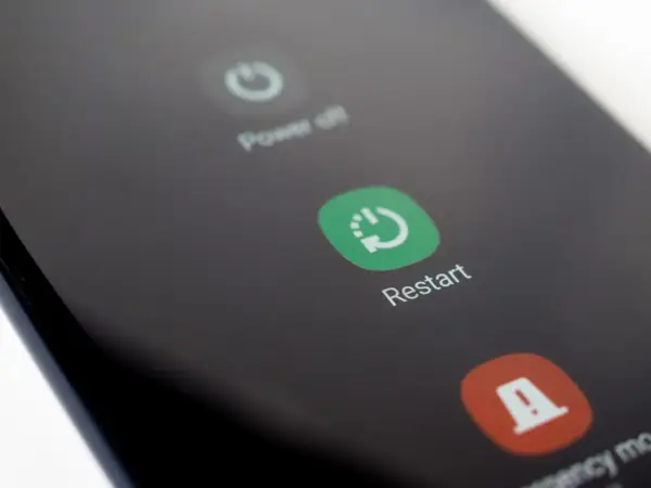 Ekran telefonu z opcją Restart. Po naciśnięciu przycisku telefon wykona reboot.